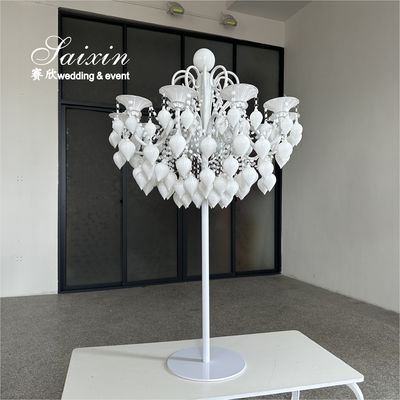 Un magnifique lustre de mariage décoratif blanc