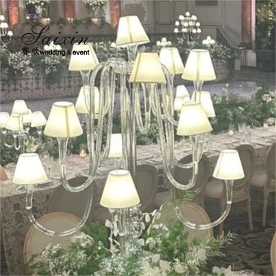 Candelabre en cristal avec porte-bougies à l'ombre pour les pièces centrales